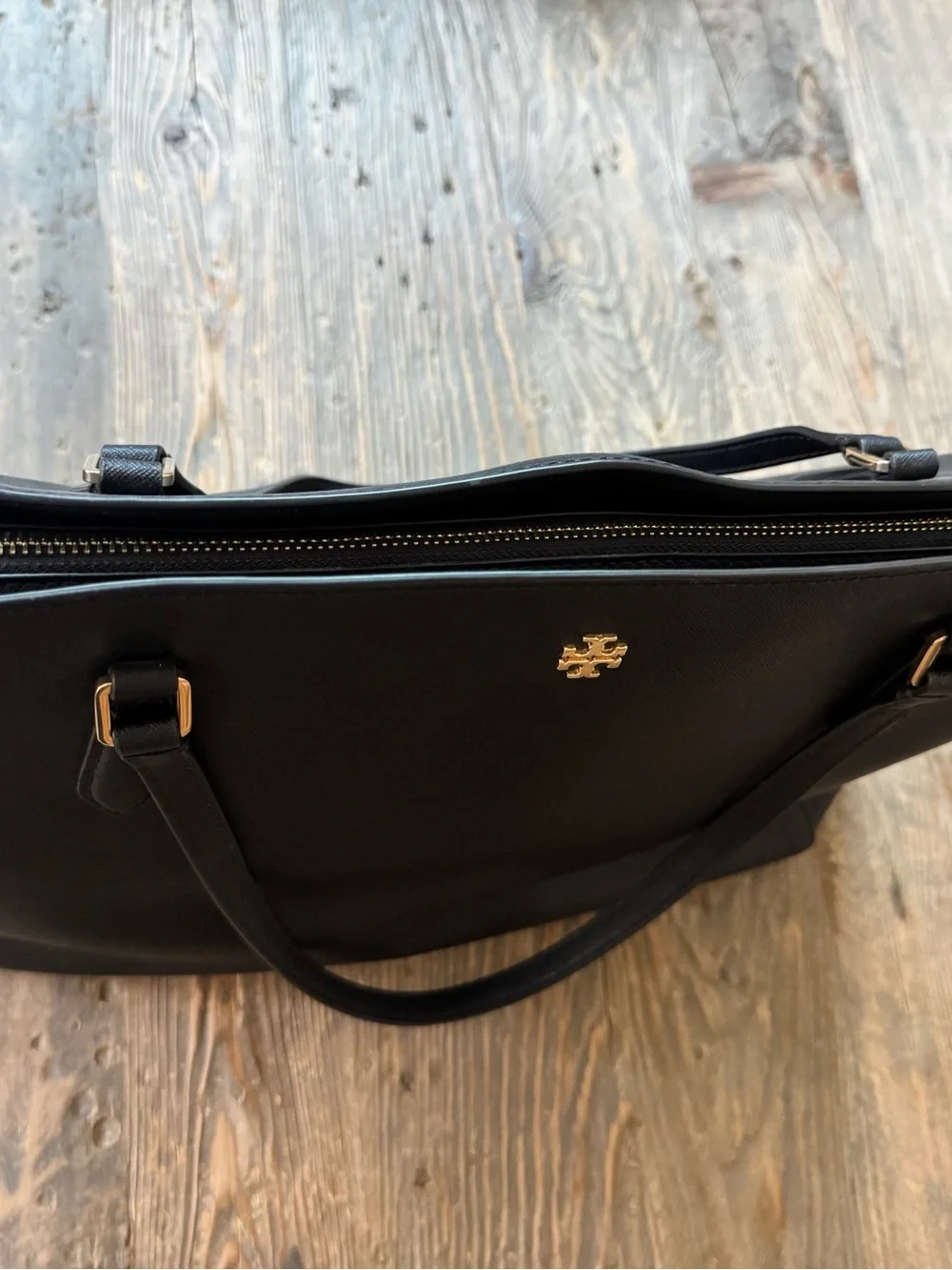 Excellent Tory Burch Black Saffiano Leather Emerson Top Zip Tote with Gold Logo - Picture 2 of 16
